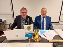 Kokousta johtiva sihteeri Tapani Ojala ja presidentti Ossi Viitala.